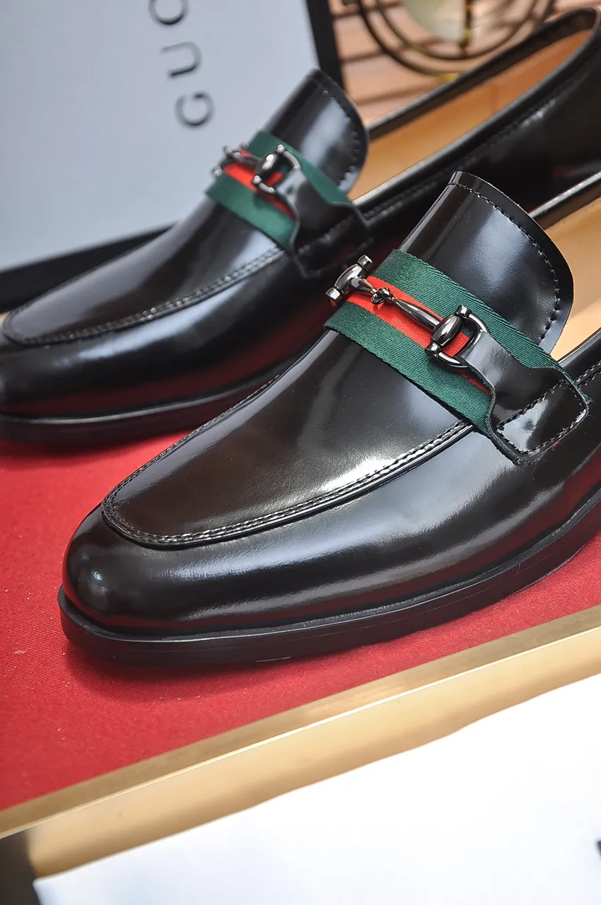 Factory price 540💶Italian top luxury men's shoe giant (GUCCI) (Gucci) (full cowhide lining) new arrival🍃Original European style🔰 Pleasant to the eye😍In order to make the shoes more durable and non-deformable🌀The production continues to follow traditional methods but there is still no lack of innovation💪The original sheepskin is chosen for the leather♻️Smooth, natural and exceptionally bright⭐Made of imported cowhide The rich man’s first choice 38-45 (45 customized)